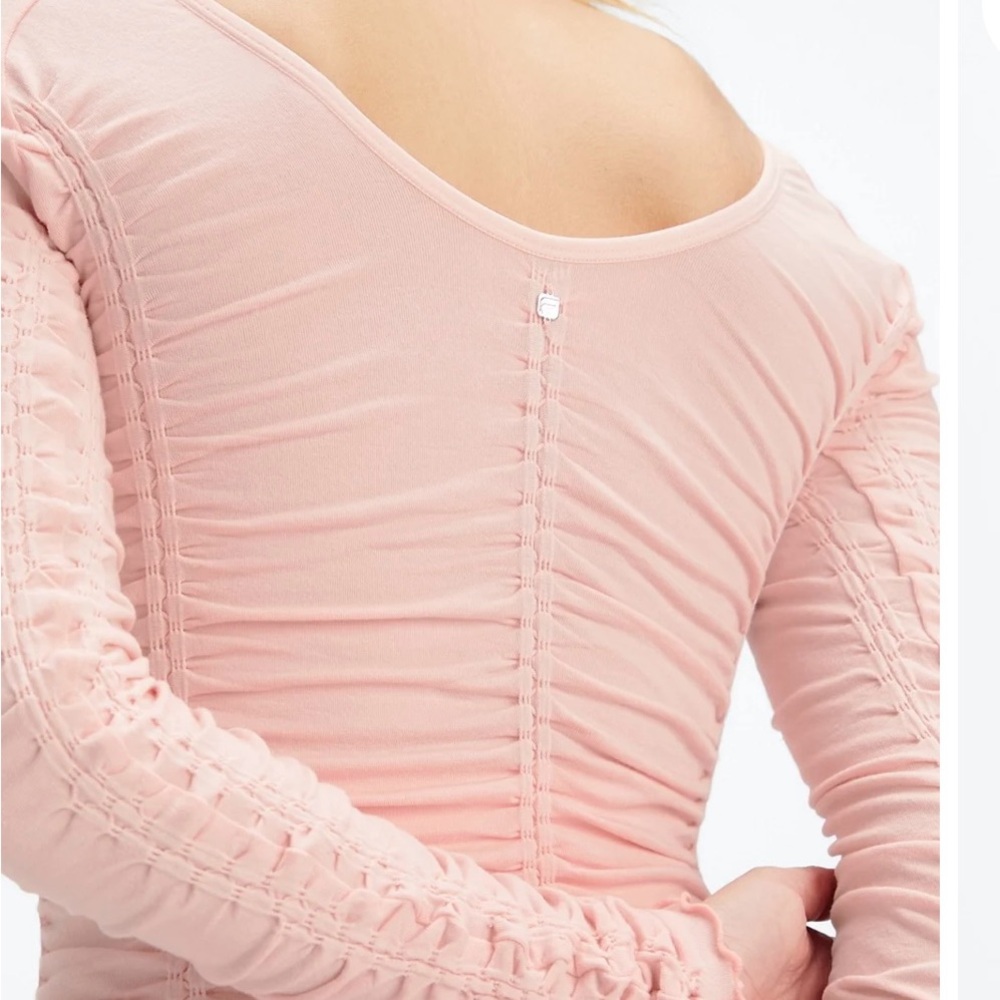 Two Fabletics tops - Picture 3 of 7